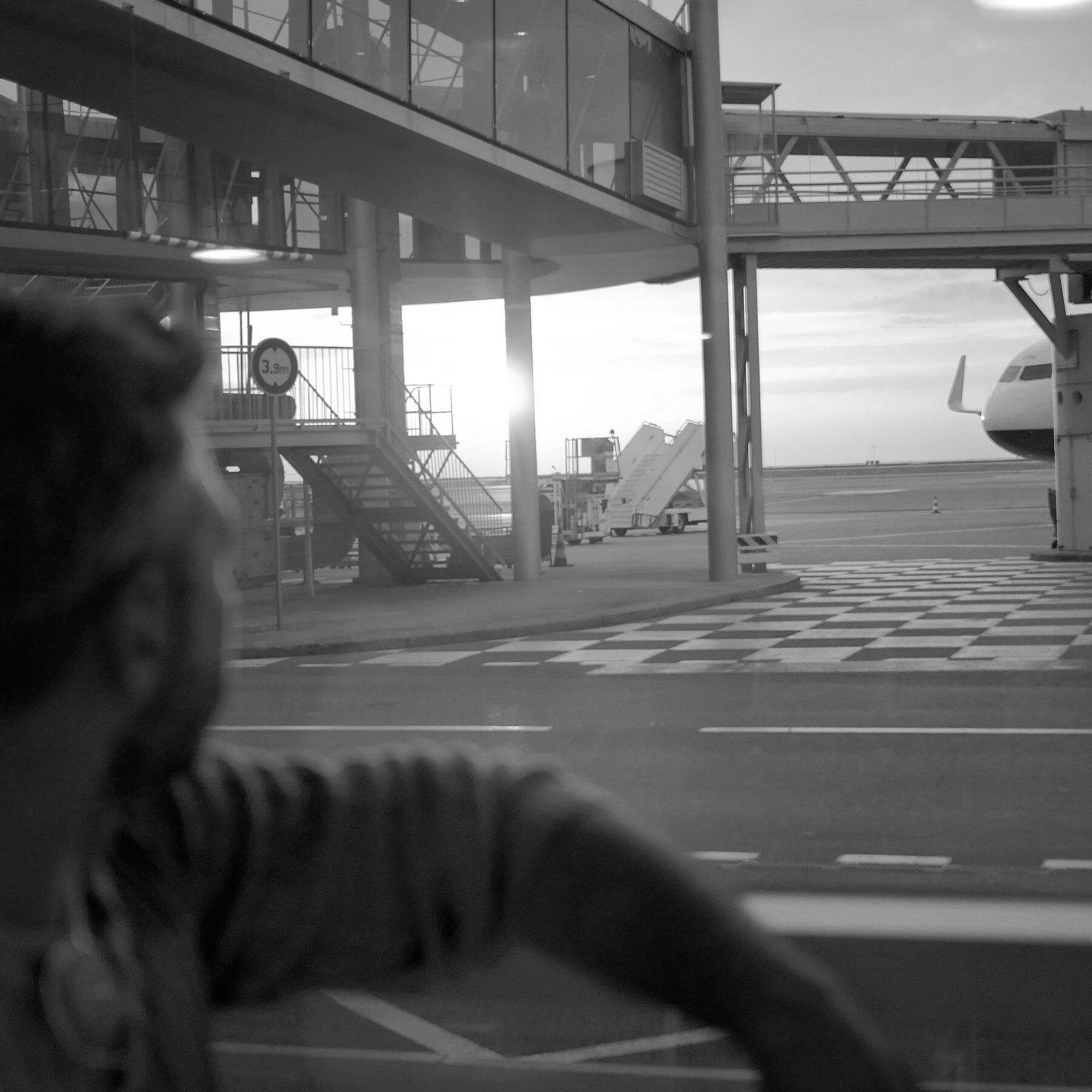 HoPla détecte pour vous les meilleures opportunités de vol Main tenant un smartphone affichant un billet d’avion électronique.